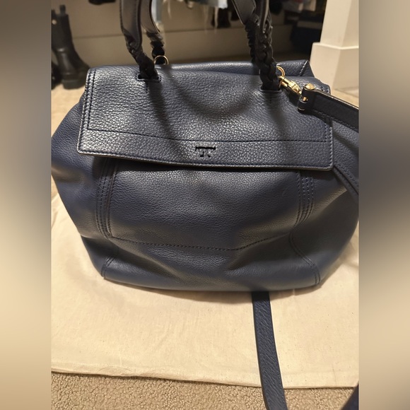 Tory Burch Half-Moon Crossbody Leather Bag! - Picture 2 of 16